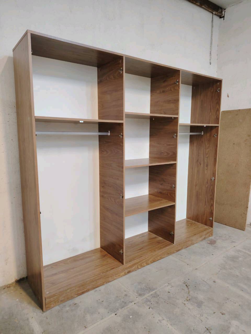 مجموعة غرفة نوم جديدة تحتوي على خزانات واسعة ومرآة وطاولة زينة مصنوعة من خشب متين. التصميم يجمع بين الأناقة والخطوط العصرية مع لمسات كلاسيكية. مثالية لإضفاء لمسة جمالية على غرفة النوم.