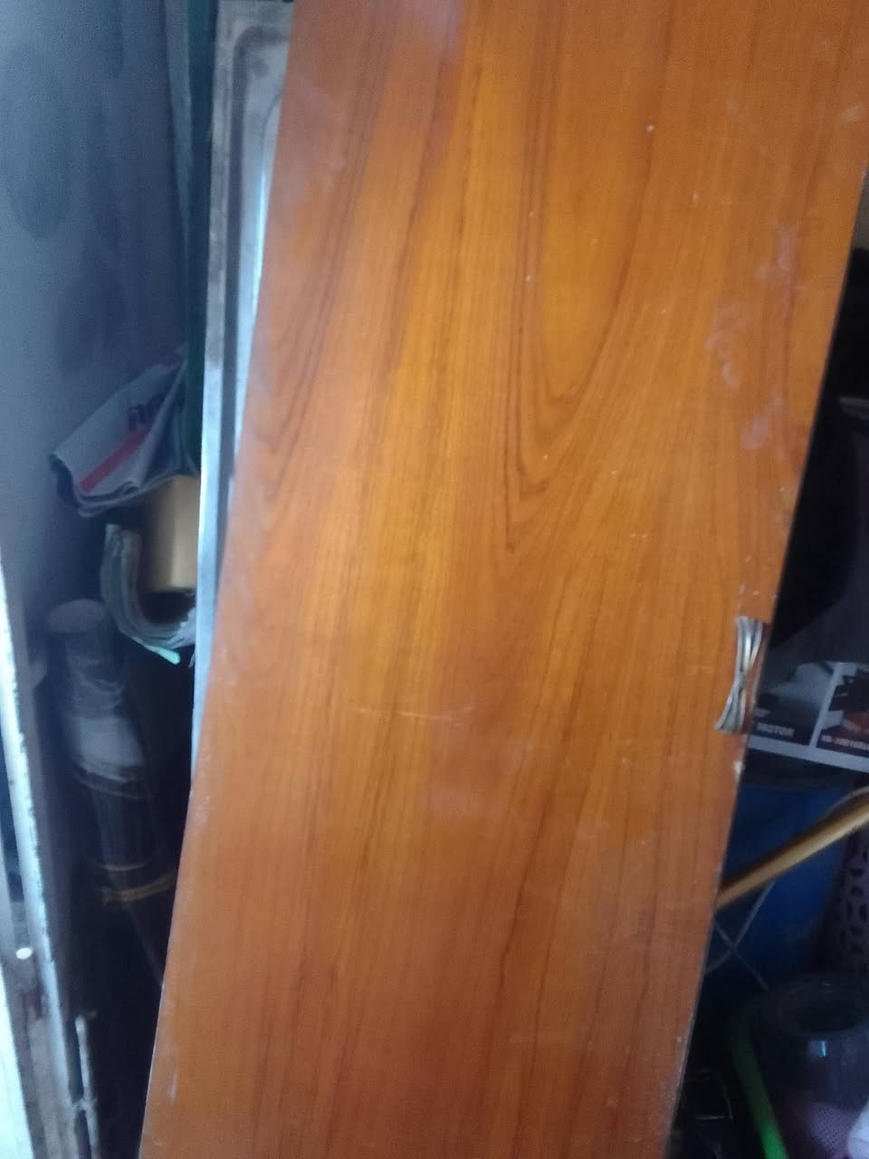 من رخصة الادمن
غرفة نوم ست ابواب طابقين تسكام نجارة درجة اولى صاج داخل وخارج غرفة ضخمه كامله الكنتور مفتوح لضيق المساحه في المحل 
السعر 750الف. قابل للتفاوض
حله شارع 60
***********
***********
