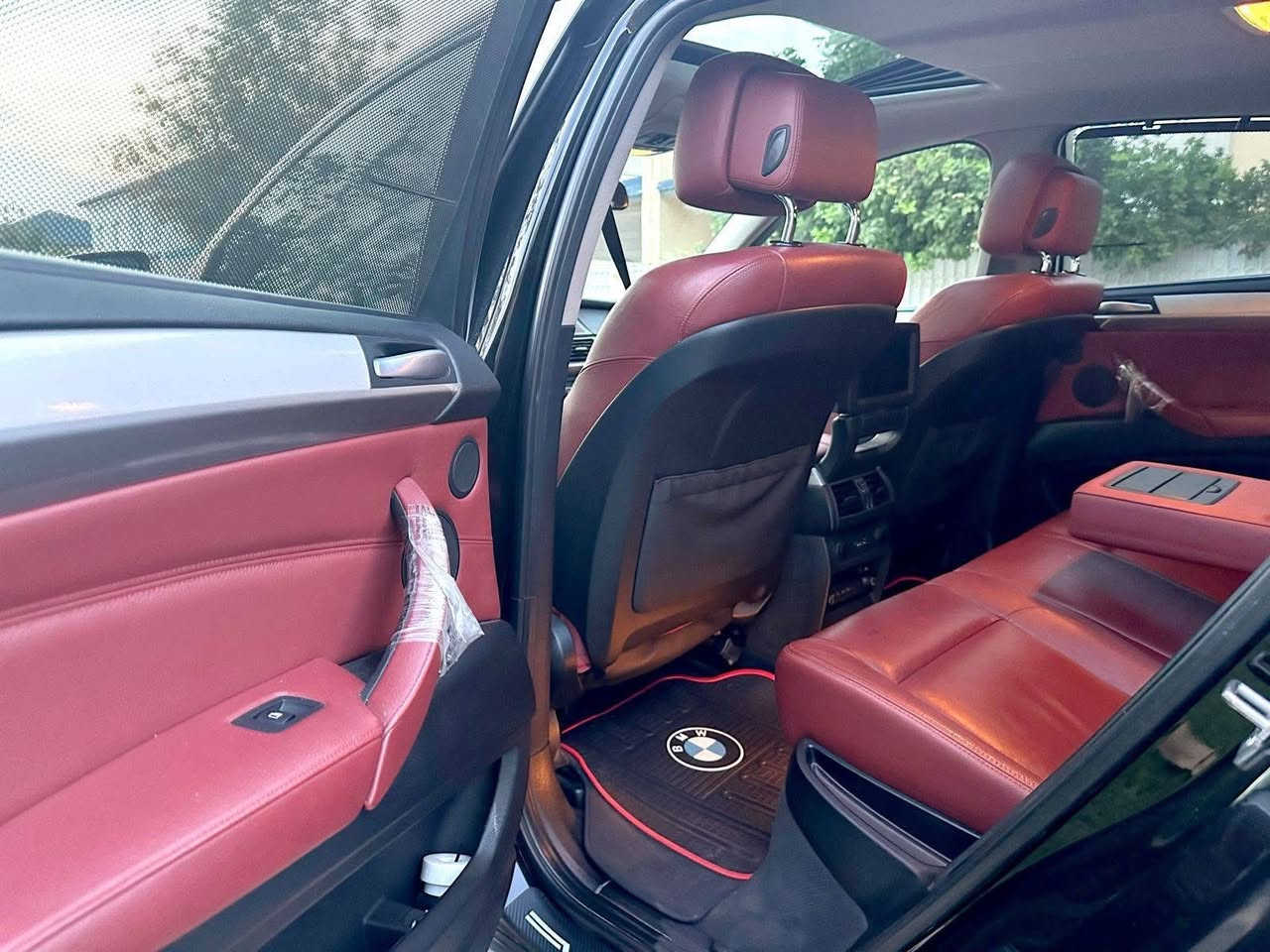 السلام عليكم من رخصه الادمن // اريد مراوس بكدلاك 21
بي 
ام دبليو X6 موديل 2014 
فول فول مواصفات 6 سلندر توين توربو المرغوب
جلد ... سلايد ... شاشة 5 كامرات حساسات

         
  

السيارة عل ايد وحده من تاريخ استلامه 
 BMW X6 2014 اصل شركة 

استلام شركة العروش خليجي يعني  فول مواصفات السيارة جدا جدا نظيفة

 
  شرط الفحص برغي ممفتوح بالمحرك مكفولة كفالة عامة من جميع النواحي كير محرك صدر تبريد كافة الامور 
محرك 6 سلندر توين توربو المرغوب طبعا بانزين اصل ماشاء الله سحب ومشي ماينوصف 

اللون اسود 
المواصفات ... كثيرة جدا راح اذكر بعضها 
جلد ... سلايد ... شاشة ... 5 كامرات ... حساسات امامي خلفي وجوانب ... صندوق كهرباء  ... سيدي جنجر 6 اقراص ويل اصلي شركة مميز ... بردات خلفيه بلاد ... شاشة وسطيه شغاله 
اوتو هولد هاندبريك بصمه ستيرن
 كهرباء شفتات ستيرن 
كشنات كهرباء داخل احمر 
 ستيرن كهرباء 
والكثير من المواصفات الاخرى 

 غطاء صندق بلادالشركة سبير اصلي منازل

 حافظة الصيدلية البلادية كونترول شاشة خلفيه ايضا كل تفاصيله شركة للامانه سيارة
.. 

جاهزه من كافة التفاصيل  اي خلل بالدشبول او تحذير لايوجد 
للأستفسار وتساب ***********
