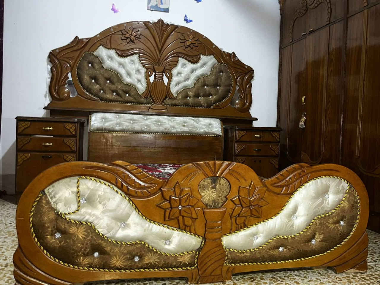 السلام وعليكم اغراض منزل للبيع مستعملين شي قليل
1/ غرفه نوم خشب صاج عراقي ثقيل سعرها 750 وبيها مجال شي قليل 
2/كاونتر مع طباخ حيل نضيف سعرو 300وبي مجال
3/طخم ديوان مع الطبلات والفرشات كامل 250 وبي مجال 
4/ وتخت اطفال 20 وبي مجال الاستفسار على الهاتف ***********
