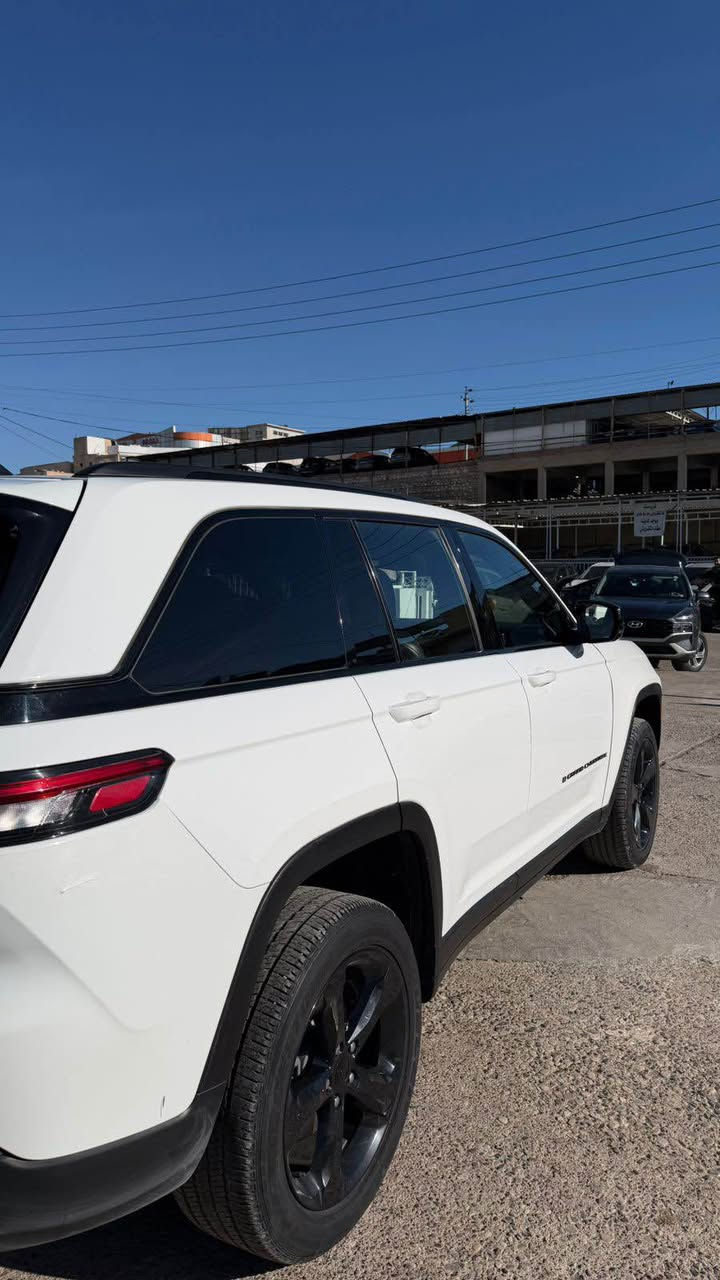 السلام عليكم 
جيب گراند شيروكى 2022مرقم كامل باسمى ✅
سعر :285 ومجال 
حجم المحرك : 3.6L(6سلندر )
ملاحظة : فقط بوند و چاملغ صبغ 🛑 بدون نقطه دواخل ✅
ارباگ سستم بلادى ✅ 

الموصفات :
فتحة 
فورويل 4x4
شاشة الكتروني 
بصمة تشغيل
بصمة 4 ابواب
تشغيل عن بعد (𝐑𝐄𝐌𝐎𝐓𝐄 𝐒𝐓𝐀𝐑𝐓)
هاند بريك بصمة 
شاشة دشبول ديجيتال
رادار امامي (تحديد مسار)
رادار جانبي  (نقاط عمياء)
رادار خلفي 
حساسات امامي
حساسات خلفي 
نظام : 𝐄𝐂𝐎
نظام : 𝐍𝐎𝐑𝐌𝐀𝐋
نظام : 𝐒𝐏𝐎𝐑𝐓
كشنات هيتر
تحكم استيرن 
استيرن هيتر
تبريد لمس
تبريد مركزي 
لايتات ليد وعدسة زينون بيلادي
بيلاجكتور 𝐋𝐄𝐃 بيلادي
بكلايتات 𝐋𝐄𝐃 بيلادي
ويل كروم
وبعد هواية مواصفات …
‏ ‎تفاصيل اكثر الاتصال علی ارقام التاليه 

‏ WhatsApp - Vibir
☎️***********
عنوان📍عقره 
‏ اكر, نينوى
