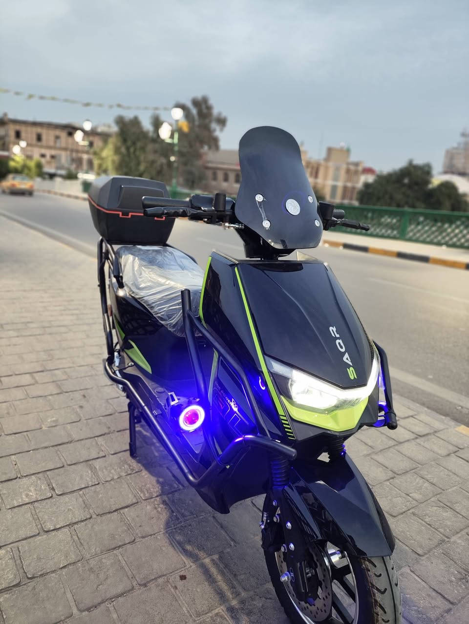 السلام عليكم دراجة شحن نوع الصقر 2026 بطارية ليثيوم 32 امبير و72 فولت ضمان من الشركة 8 اشهر دراجة زيرو غير مستعمله وصل موجود *********** سعر 900 عنوان بغداد ساحه الوثبه
