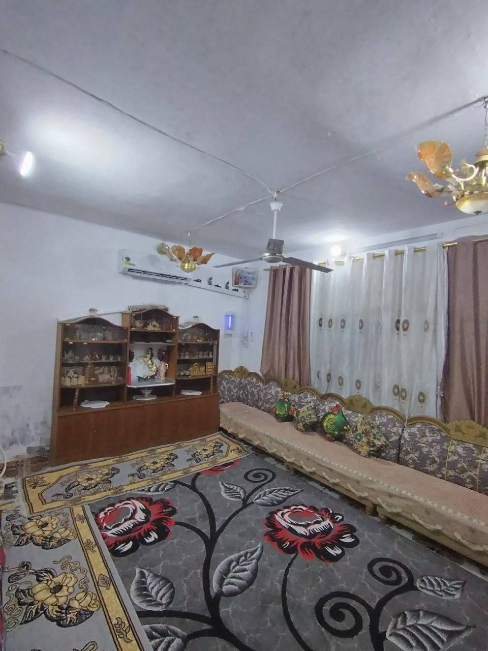 مشتمل حي الحكيم شارع عميد جادر ١٠٠م مربع طابقين ثلاث غرف نوم السعر ٤٠ للاتصال ***********
