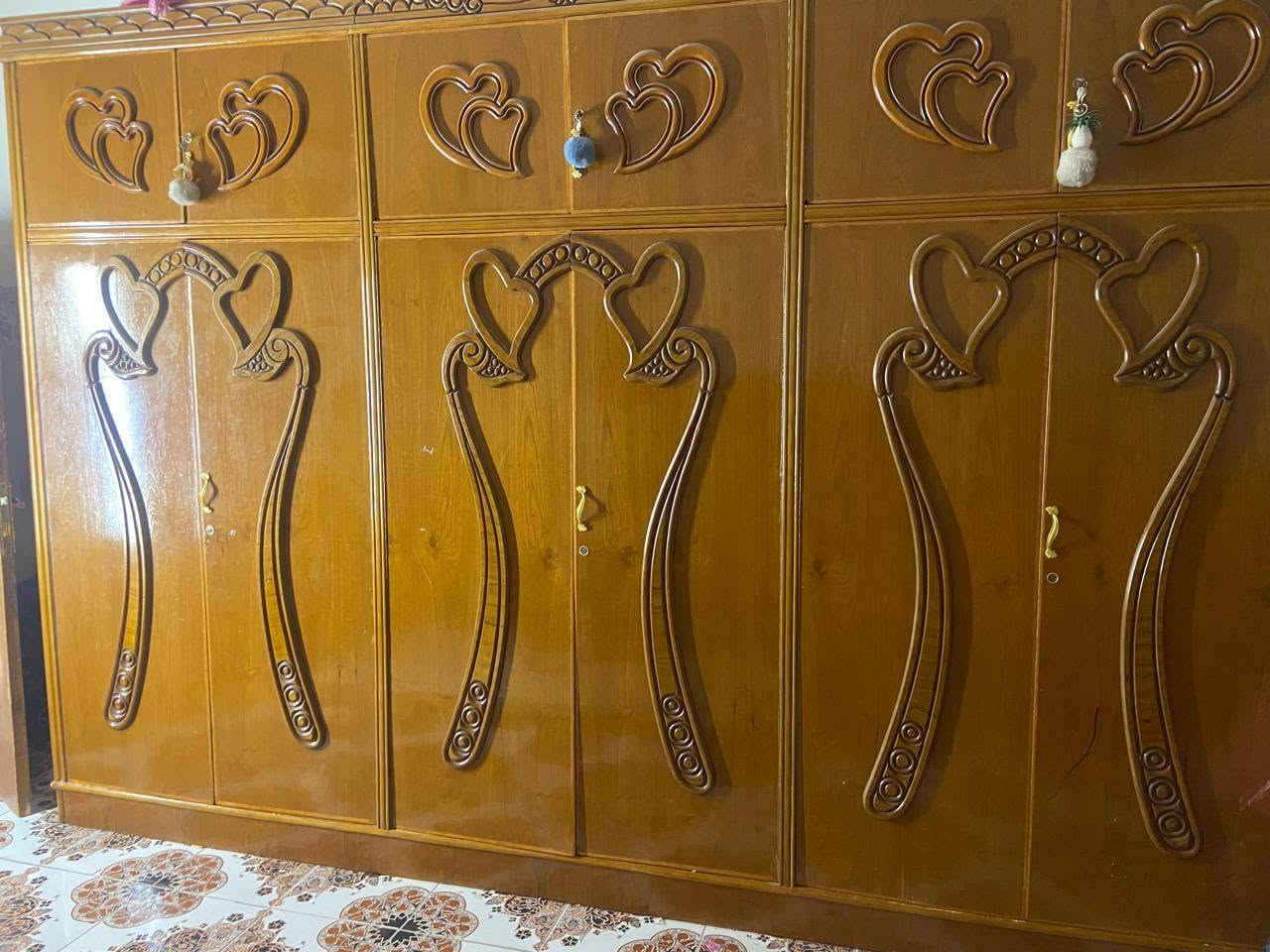 غرفة نوم تفصال مستعملة أخت الجديدة
1- جرباية

2-ميز مرايه 

3- كنتور 6 بيبان طابقين 

4- زاوية 

سعره مليون 900 وبيها مجال للتواصل ***********
