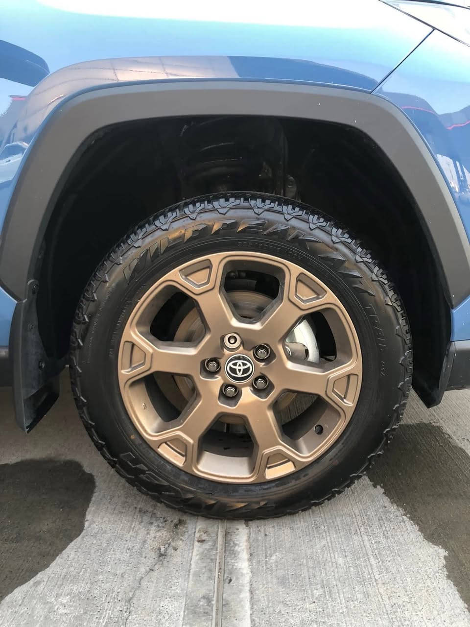 هايبرد RAV4 XLE 2023
السيارة بدون صبغ   
بصمه تشغيل
 بصمه ابواب
كراسي كهرباء 
اضوية اماميه زنون
لد امامي زنون 
رادار امامي 
اوتو ستوب
اوتو هاند بريك 
مانع انزلاق
دفع رباعي 
بلوتوث  ،
الإطارات الرياضية التي تأتي باللون البرونزى،
شاشة كبيرة وكاميرا ع الشاشه الرئيسية 
كاميرا خلفيه مع تحديد مسرب 
خاصية مراقبة النقطة العمياء في المرايا الجانبية 
خاصية التنبيه من حركة المرور في الخلفية 
مكابح الطوارئ التي تعمل قبل الاصطدام 
خاصية الكشف عن حركة المشاة حول السيارة 
خاصية التنبيه من مغادرة حارة الطريق 
خاصية البقاء داخل المسار 
خاصية مثبت السرعة التكيفي على الطريق
 ماشية  22 الف  
السيارة مرقمة  رقم اربيل 
سنوية هزة جديدة 
للاستفسار الاتصال واتس اب 
***********
