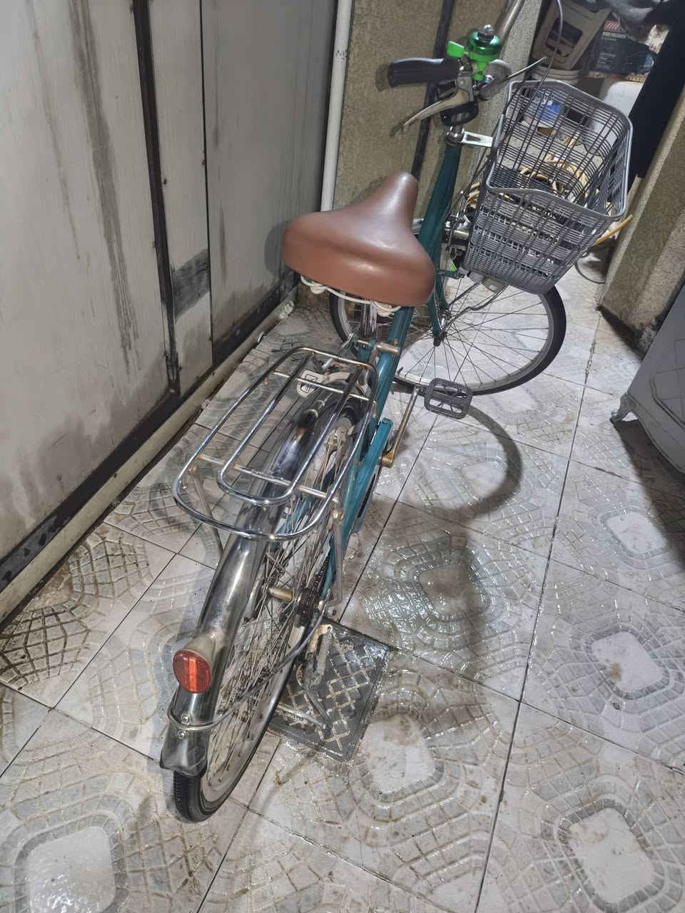 السلام عليكم
بايسكل جديد حجم كبير استعمال ٣ أشهر فقط 
لون مميز، سلة كامله بريكات تايرات كل شيء بي جديد 
للشراء مراسله الرقم واتساب ***********
السعر 80 وبي مجال بسيط
مكان حله شارع نزله العيد خلف ملعب أحمد موفق

