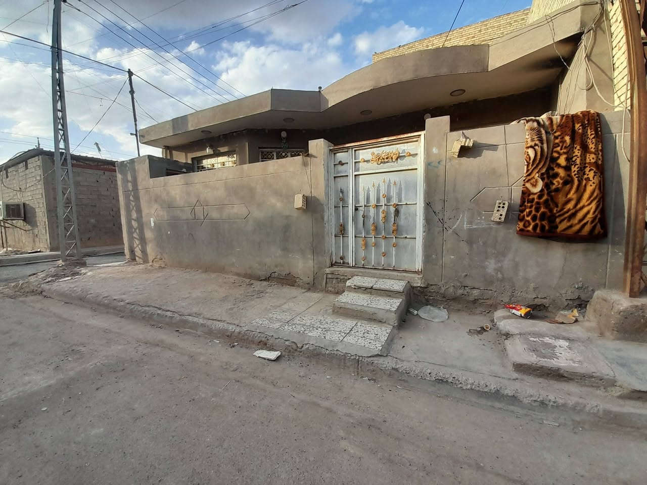 سلام عليكم دار للبيع المساحه 100متر مربعه 10×10ركن بناء جديد العنوان الرشاد شارع التانكي السعر 75 مليون للأستفسار الاتصال على الرقم ***********
