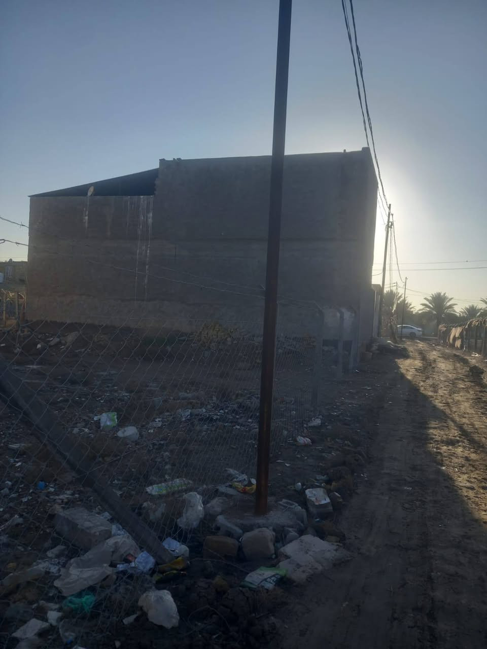 قطعه 200 متر خلف معمل ابو كيره قرب مجمع ماشاء الله تبعد عن التبليط 20م مي كهرباء متوفر للتواصل ***********
