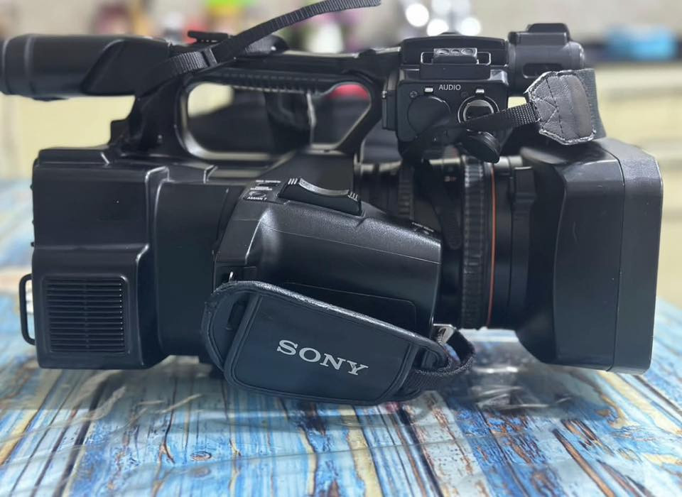 للبيع كاميرا سوني xdcam   pm 160 تشتغل قنوات او تفيد اعراس قاعة للبيع تصوير فيديو احترافي نضام بث sd و فول HD ونضيفه مكفوله من تصليح مع بطارية عدد 2 ورام مكان بغداد سعر مليون ثلاث مئه للتواصل على رقم ***********

