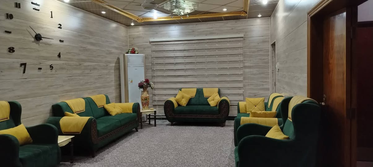 دار للايجار/ المنطقة : سامراء - حي السكك / المساحة 300 متر مربع/ طابقين / ط1 : مطبخ ( حار + بارد ) + استقبال + هول+ غرفة عدد 2 + مرافق غربيه وحمام + مرافق خارجية .
ط2 : يحتوي 2 غرفة ( أحدهما تكون مخزن لصاحب العقار ) / البيت مؤثث يحتوي تخم عدد 2 وسبالت عدد 4 و كاونتر المنيوم ؛ وجميع الأجهزة الكهربائية الأخرى ( ثلاجة + مجمدة + براد + طباخ + غسالة اوتوماتيك ) مع غرفة نوم كاملة .
سعر الايجار الشهري 750٫000 دينار 
للاستفسار ***********
