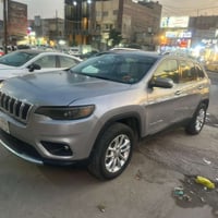 جيب شيروكي بزون موديل ٢٠١٩  ماشيه ١٣٥ بيها جاملغ السايق  وبيها بنيد مب...