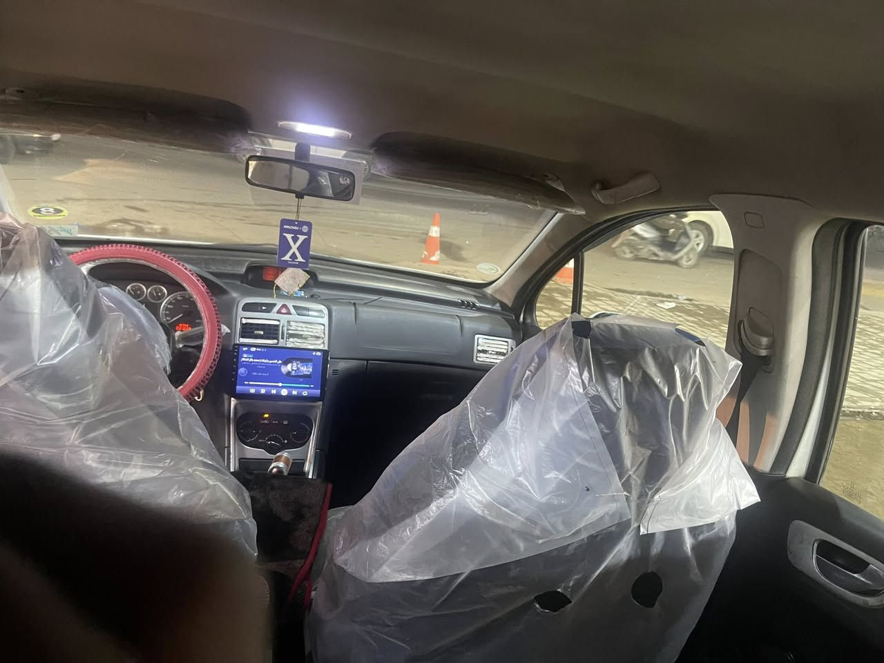 السلام عليكم بيجو 306 رقم بغداد تحويل ثاني يوم السياره مكفوله بستثنا بابين صبغ اثار جراد مكينه كير تبريد تخم تاير صار 3 يام من شديته صدر جديد السياره جاهزه وخير من الله 
السعر 55 ورقه وبيها مجال بسيط بكاني بغداد مقابل الرستميه 
الاتصال ***********
