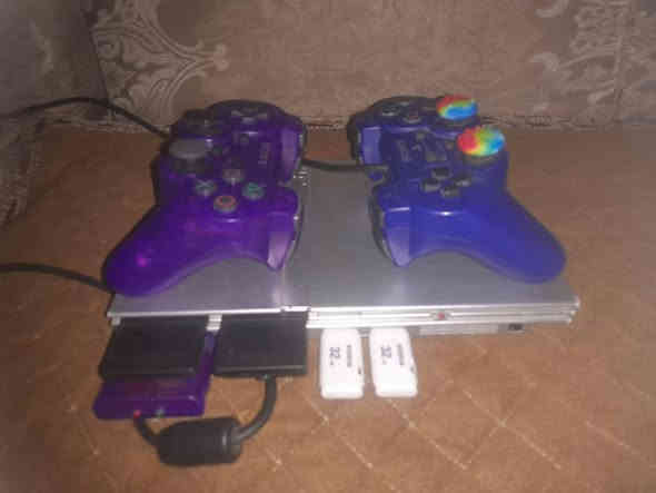 بلي ستيشن 2 كامل معه جميع ملحقات 2 فلاشات 2  ميموري جوستك واير لس وحده وثانيه واير + فلاش اول بي 60 لعبه وفلاش ثانيه فارغه وثنينهن حجمهم 32 كيكا السعر 75
مكاني بغداد حي جهاد 
للتواصل ***********
