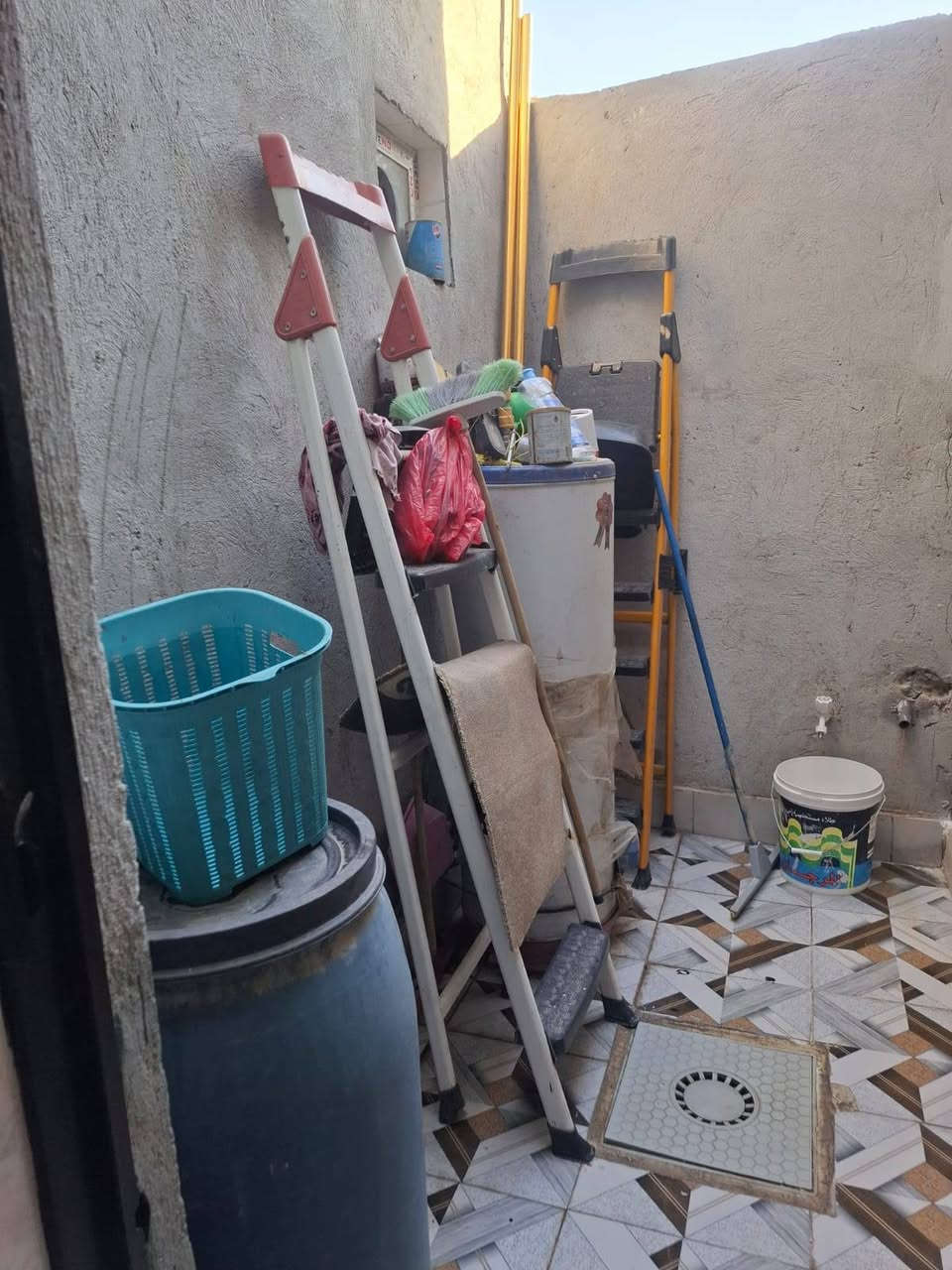 السلام عليكم /من رخصة الادمن دار للبيع في منطقة بوب الشام بناء جديد الجنس زراعي/ تبليط +مجاري +كهرباء+ماء المساحة 300 متر مثل ماموضح  بالصور طابق واحد 'غرفتين نوم وصالة واستقبال ومطبخ ومنور عدد 2 وحديقة وگراج  للاستفسار الاتصال على هذا الرقم /***********
