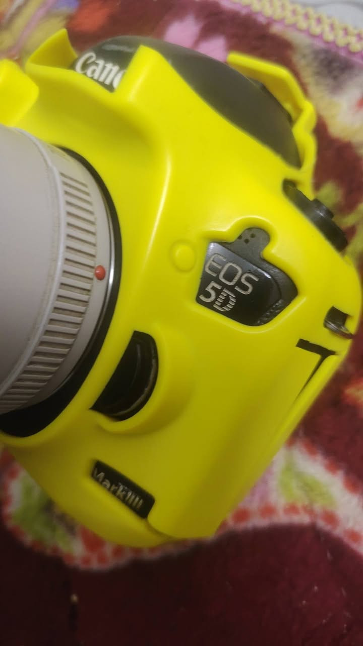 كاميرا للبيع سعرها ب 900,000 وبيها متر ***********
