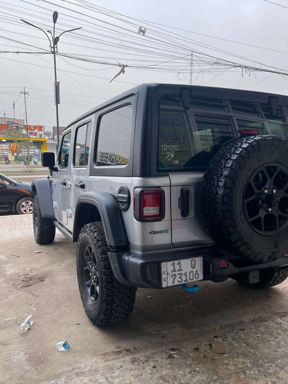السلام عليكم 
Jeep wrengler willys 4Xe 2024 
1-محرك السيارة هجين (plug _in Hybrid -phev) 4 سلندر تيربو 
2- نظام الدفع رباعي 
3- تشغيل عن بعد 
4- جميع الايرباكات سليمه 
السياره ما بيه كل نقص 
السعر 280 
مكان السيارة بغداد البنوك 
***********
