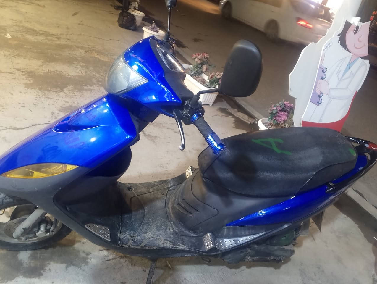 السلام عليكم 
دراجه فقط كشرهه تجاري برغي ما مفتوح بالمكينه حته الكابريتر البلادي دراجه خير من الله كل الكهربائيات مكفوله نص نكره سلف هندر السعر ٦٥٠
بغداد حي الجامعه 
***********
