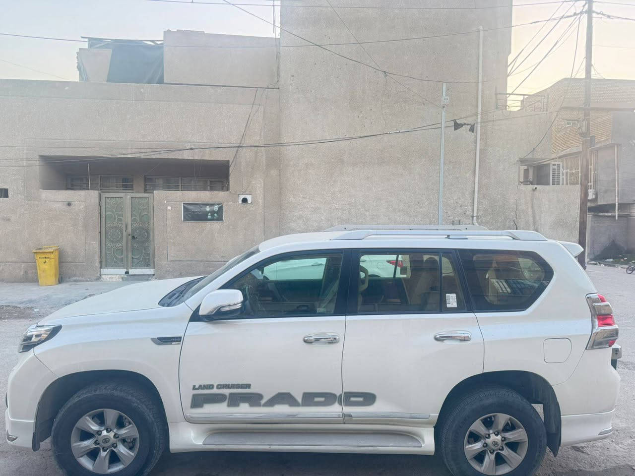 السلام عليكم
 برادو موديل 13 محدثه 17 جديده 
 محرك 4 سلندر  مكفول ما مفتوحه 
7 راكب 
3 قطع تبريد حداده تخم تاير جديد 
مكفوله عل صبغ شبر بالجاملق الخلفي
 رقم ربيل بسمي تحويل ثاني يوم 
مكان السياره بغداد
 السعر 235 وبيها مجال
‪0775 558 7950‬‏
