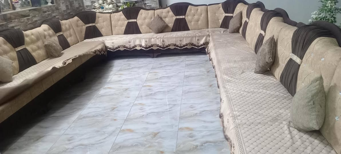 قنفه ويه غطوه والكوشات زاويتين ١٤ متر سعره مناسب جداً بيع مستعجل ***********
