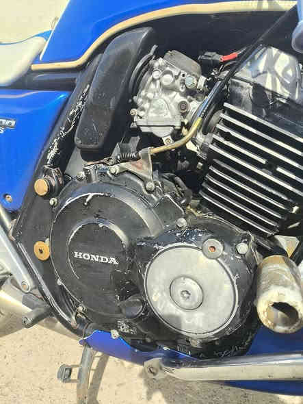 سي بي مرقم للبيع موديل ٢٠٠٠جيل اول مسجل بالسنويه ١٩٩٨ بدون لوحات
مكينه مبدل گازكت فقط  كله شغال لايت اشاير 
معدل ٢٠٠شرط دهن جديد موتل وتايرات جدد قبل ٣ايام شديتهن 
السعر ١٧ ورقه وبيه مجال تحويل ثاني يوم 
مكان الانبار الگرمه 
***********
