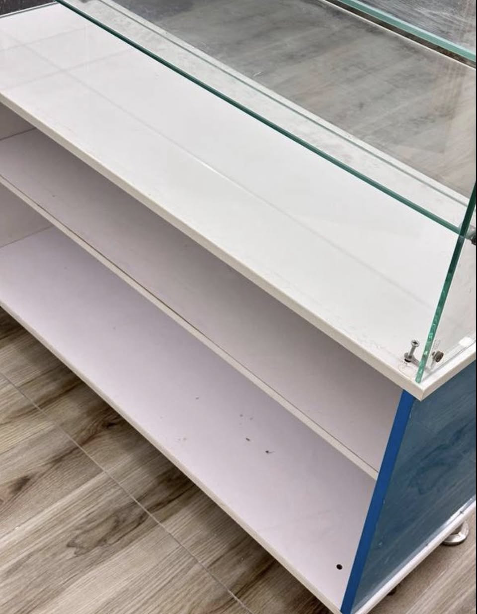 فاترينه للبيع السعر 100 الف 
موقعها داخل الفلوجة القطعة نظيفة جداً 
كدامك مابيها اي ضربه 
الي يحب يحجزها يراسلني
 او يتصل على الرقم ***********
