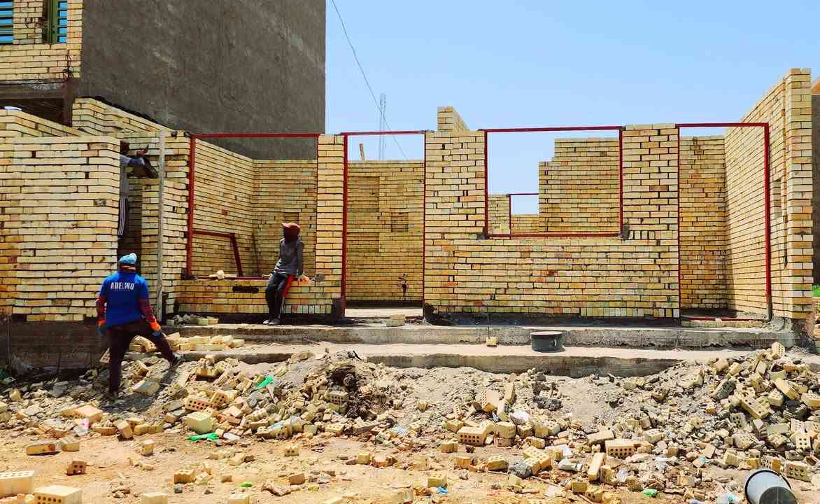 عندك قطعة ارض وحاير شلون تبنيها؟
موافقات بناء رسمية 
مع كادر خلفات بناء وكوادر نجارة وصب 
تكدر تشتغل هندسي وبراحتك بدون استعجال
جميع الكوادر موجودة وشغل يرضي الله ويرضيك
سعر بناء بيت 100 متر. ..1,650 صب بتلو مجاني.🔴
سعر بناء بيت 50 متر....... 850 .صب بتلو مجاني .🔴
سعر الدبل الواحد ......350 للطابق الارضي..🔴
سعر الدبل  450 الف للطابق الثاني.............🔴

للإستفسار *********** 🟢ليث القيسي
