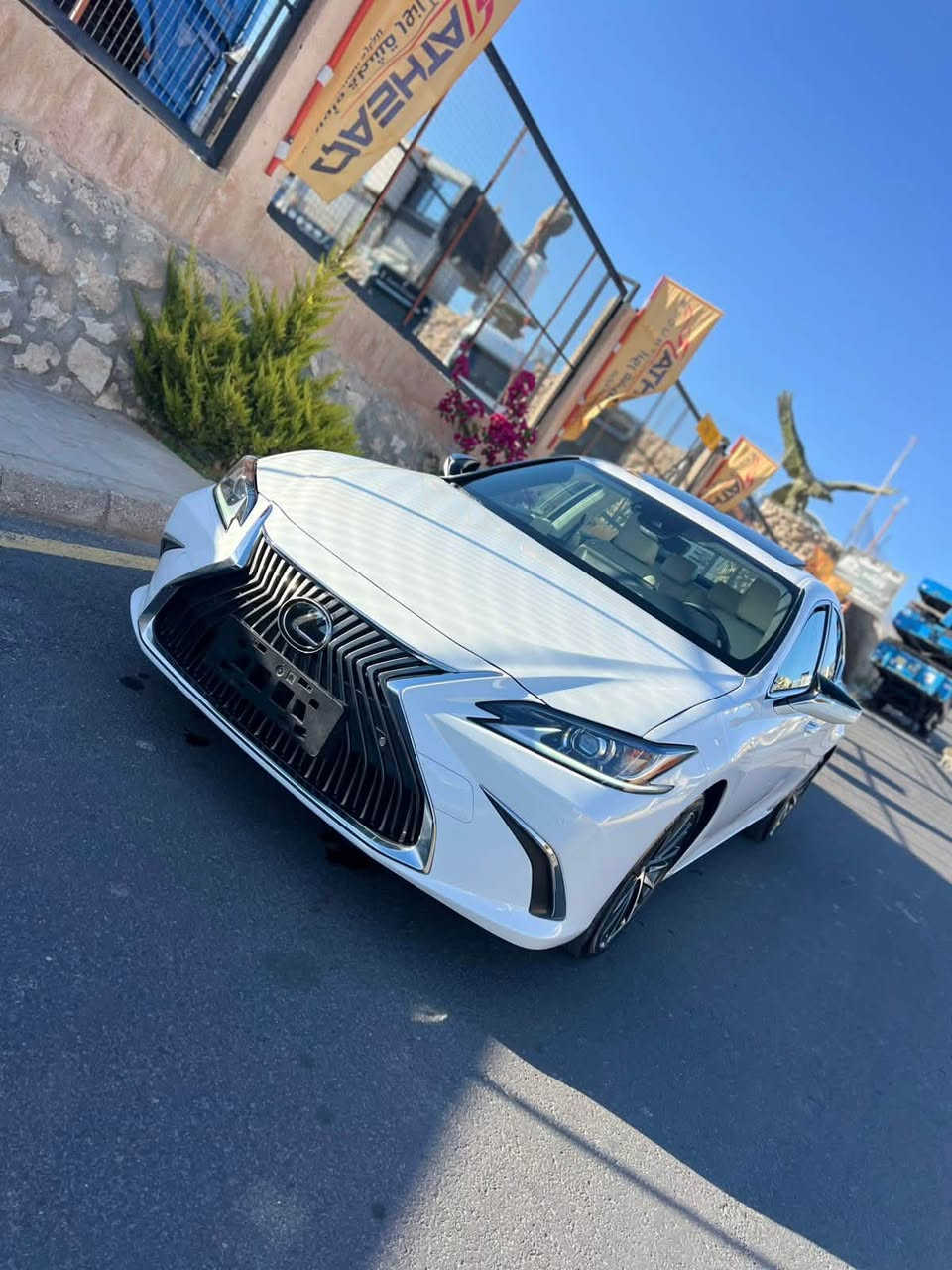 Lexus es 300 hللبيع 
 2025 هايبرد 
لون ابيض 
السيارة فول مواصفات ١/١ 
مكينه 2500 هايبرد 
رقم اربيل سيارة دخول جديد 
16الف miles 
شواصي ولغود سليمه
بعض من مواصفات السيارة 
حساسات امامي و خلفي 
رادارات امامي و وجانبي 
مري شفط 
شاشه كبيره لمس 
نقاط عمياء 
تحديد مسار 
مثبت سرعة تفاعلي 
تدفئة تبريد كشنات مع خرن ميموري 
تدفئة ستيرن 
فتحة سقف 
داتا شو 
نظام صوتي من JBL 
شاشة جبيرة نظام كار بلي وايرليس 
شحن لاسلكي  
مري شفط وكهرباء 
كشنات كهربائية 
هندبريك بصمه 
اشاير بالمري 
نظام ما قبل الاصطدام 
دخول ذكي اربع ابواب 
صندوق كهربائي يفتح من الاسف كذالك 
فتحة سقف 
تشغيل عن بعد 
حادثها سيارة جاملغ الايسر وبنيد مبدله تفصيخ 
وسيارة راجعه بلادي 
وبيها بعد هواي مواصفات معروفة 
السيارة جاهزة بدون نقص 
السعر 295 وبيها مجال 
للاستفسار ***********
يرهم مراوس بالكزز Lx570 موديل 16وفوك
