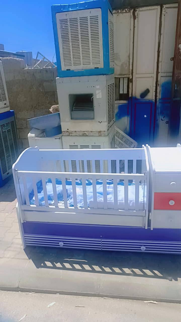 سرير اطفال نظيف درجه اولى للبيع هزاز للاستفسار هذا الرقم بي واتساب ***********
