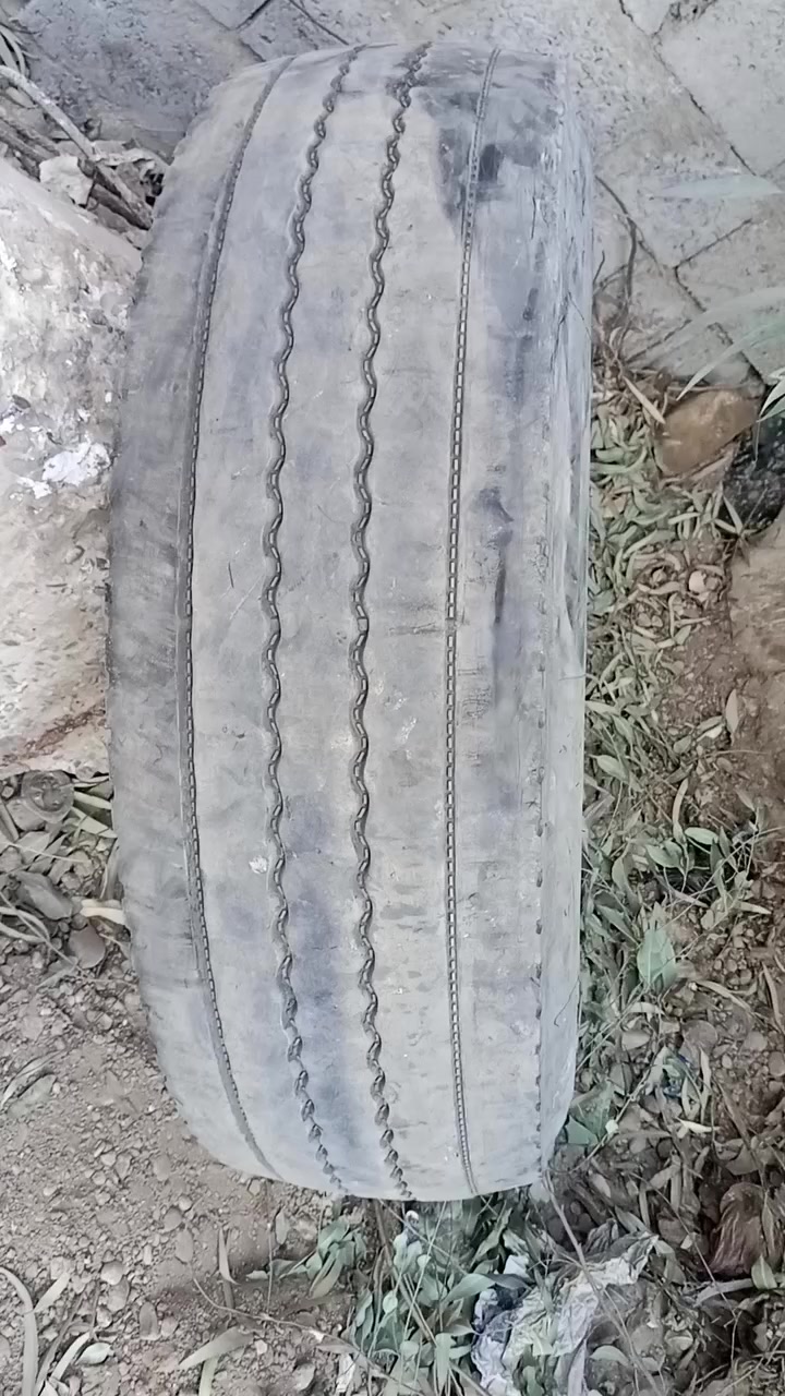 سلام عليكم عندي تاير الوري حجمه موجود بل صوره نظافته  60/100 اريد ابعيه 75الف مكاني بغداد حيل عدل***********
