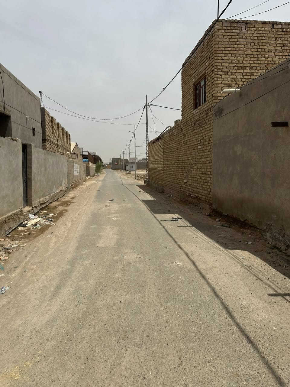🚨 بيع مستعجل 🚨
دار سكنية بمساحة كبيره نوع البناء طابوق + عكاده !
📍 الموقع:
 الديوانية: خلف معمل الأصباغ (مقابل حسينية سيد يوشع).
📐 المواصفات والتفاصيل:
 المساحة الإجمالية: 500 متر مربع.
 نوع السند: طابو زراعي (سند 25).
 الخدمات المتوفرة: المنطقة مخدومة بالكامل (تبليط، إسالة ماء، كهرباء، مجاري).
🧱 التصميم الداخلي للدار:
 غرف النوم: 3 غرف نوم واسعة ومريحة + مخزن.
 : صالة كبيرة، استقبال ضيوف، مطبخ.
 الصحيات: مجموعات صحية متكاملة (داخلية وخارجية).

⚠️ ملاحظة: البيع مستعجل جداً، والفرصة مثالية لمن يبحث عن مساحة كبيرة بسعر مناسب جداً في سوق العقار الحالي.

📞 للاستفسار والتواصل:
لمعرفة السعر أو لتنسيق موعد لمعاينة العقار على أرض الواقع، يرجى الاتصال بنا مباشرة أو زيارة المكتب:
 الهاتف (آسيا سيل): ***********
 الهاتف (زين عراق): ***********
 العنوان: مراجعة مكتب الحولي للعقار
