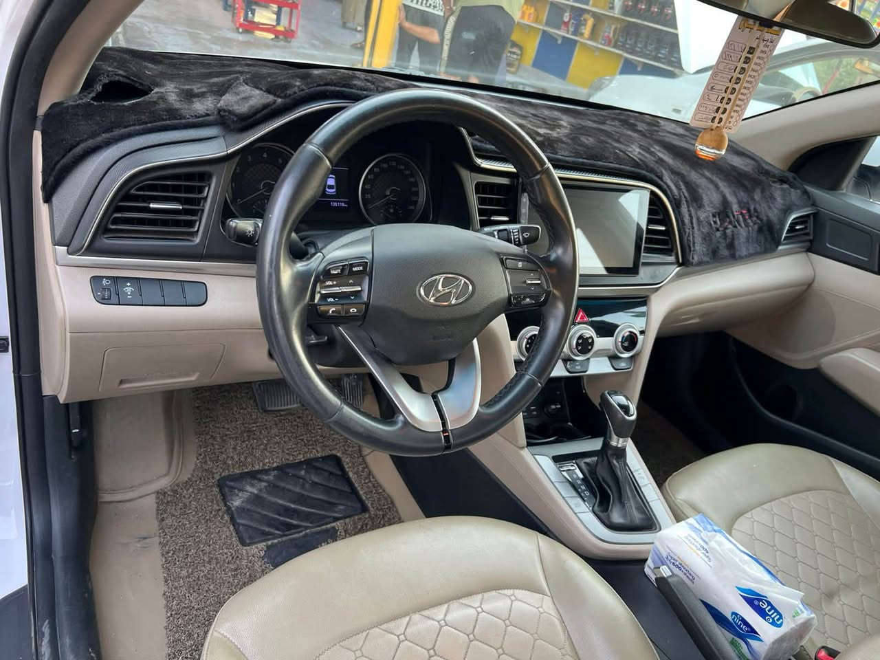 النترا ٢٠٢٠ خليجي محرك ٢٠٠٠ دوش گير AT
السياره نضيفة من كلشي 
بيها باب الصدر مبدل بلادي فقط 
وهذا السونار مالتها ***********
