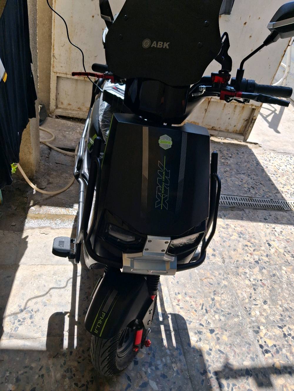 دراجه سكن وحش شحن للبيع كامله مكمله استخدام ٤ اشهر سبب البيع السفر دراجه نظيفه وتخبل تحتوي على ٦ بطاريات وتوصل مسافات بعيده تشتغل بنظام البصمه