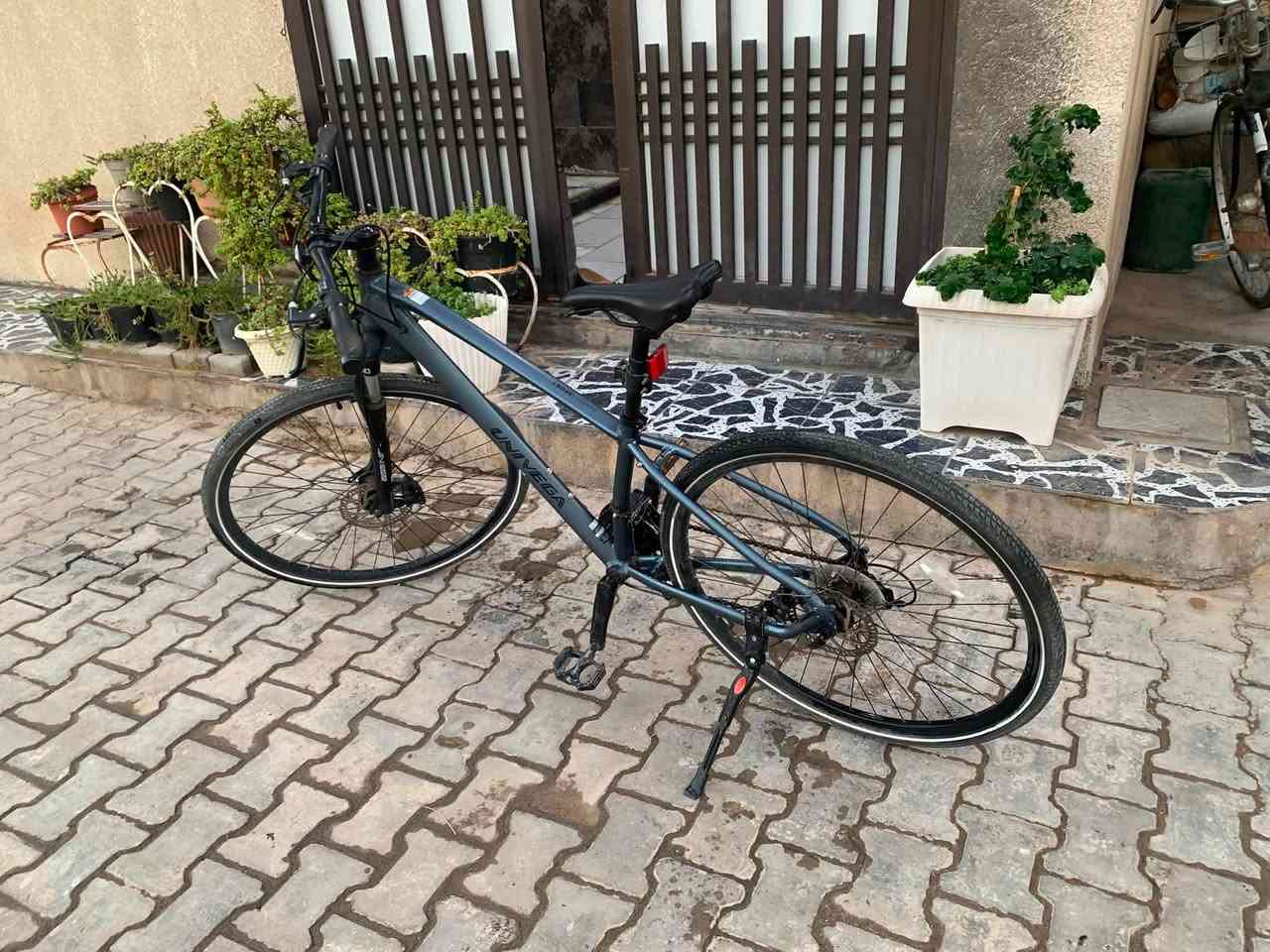 🚴‍♂️ بايسكل هجين أمريكي Univega - MAXIMA SPORT C700 للبيع 🇺🇸 🚴‍♂️
بايسكل هجين (Hybrid) أصلي بمواصفات بلادية عالية النظافة والمتانة، جاهز للاستخدام

🛠️ المواصفات الفنية بالتفصيل:

 الماركة والموديل: UNIVEGA - MAXIMA SPORT C700 (تصميم أمريكي مميز).

حجم 28

 معدن الهيكل (الفريم): ألمنيوم خفيف الوزن ومقاوم للظروف الجوية، حجم الفريم  S (ما واجهت مشكلة بحجم الفريم مع انو انا طويل)

 المنظومة الحركية (السرعات): سستم مغير السرعات من شركة Microshift الاعتمادية، بعدد سرعات 3X7 (21 سرعة) يعطيك سلاسة فائقة بالصعدات والطرق السريعة.

 الدبل الأمامي (المساعدات): من شركة SR SUNTOUR العريقة، "سلسة" يحتوي على نظام تحكم كامل (قفل، فتح، وتخفيف) لتعديل السحب حسب طبيعة الطريق.

 نظام الكبح (البريكات): دسك ميكانيكي أمامي وخلفي لاستجابة سريعة وأمان تام.

 الإطارات (التواير): حجم C700 x40 من الماركة العالمية KENDA، مجهزة بخط عاكس للضوء لتوفير رؤية وأمان عالي أثناء القيادة الليلية.

📌 حالة البايسكل:

البايسكل مستعمل بحالة جيدة ونظيف (مثل ما واضح بالصور)، الفريم يحوي خدوش بسيطة بالصبغ، والتواير بنقشتها الجديدة جاهزة للمشي.

💵 السعر:225 الف وبيه مجال

📍 الموقع: كربلاء

📞 للتواصل والاستفسار خاص


**إذا كنت صاحب هذا الإعلان وتريد حذفه لأي سبب، رجاءا أرسل رسالة إلى الدعم الفني**