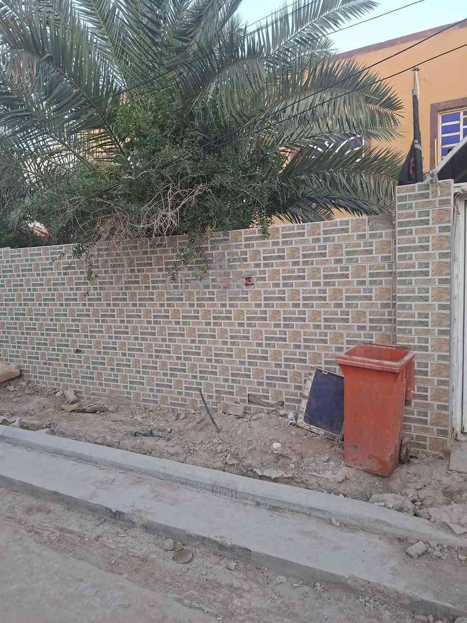 يا الله بيت للبيع طابو صرف 
دور النسيج ٣٠٠ متر طابقين 
الغرف عدد ٦ ثنين جوه ٤فوك
صالتين براني ١٠ في ٤
صحيات خارجيه وداخليه 
حديقه +طارمه
البيت مرتب ونظيف مسلح ارظيه وسقف 
الاستفسار واتس أو الاتصال  ***********
