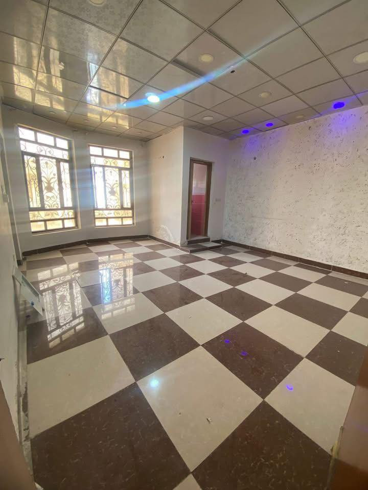 للايجار في السيدية
طابق اول فوق الارضي مساحه 200 متر معزول 

يحتوي على غرفتين نوم وصالة ومطبخ وخدمات 

الايجار 600 الف 

للاستفسار ***********
