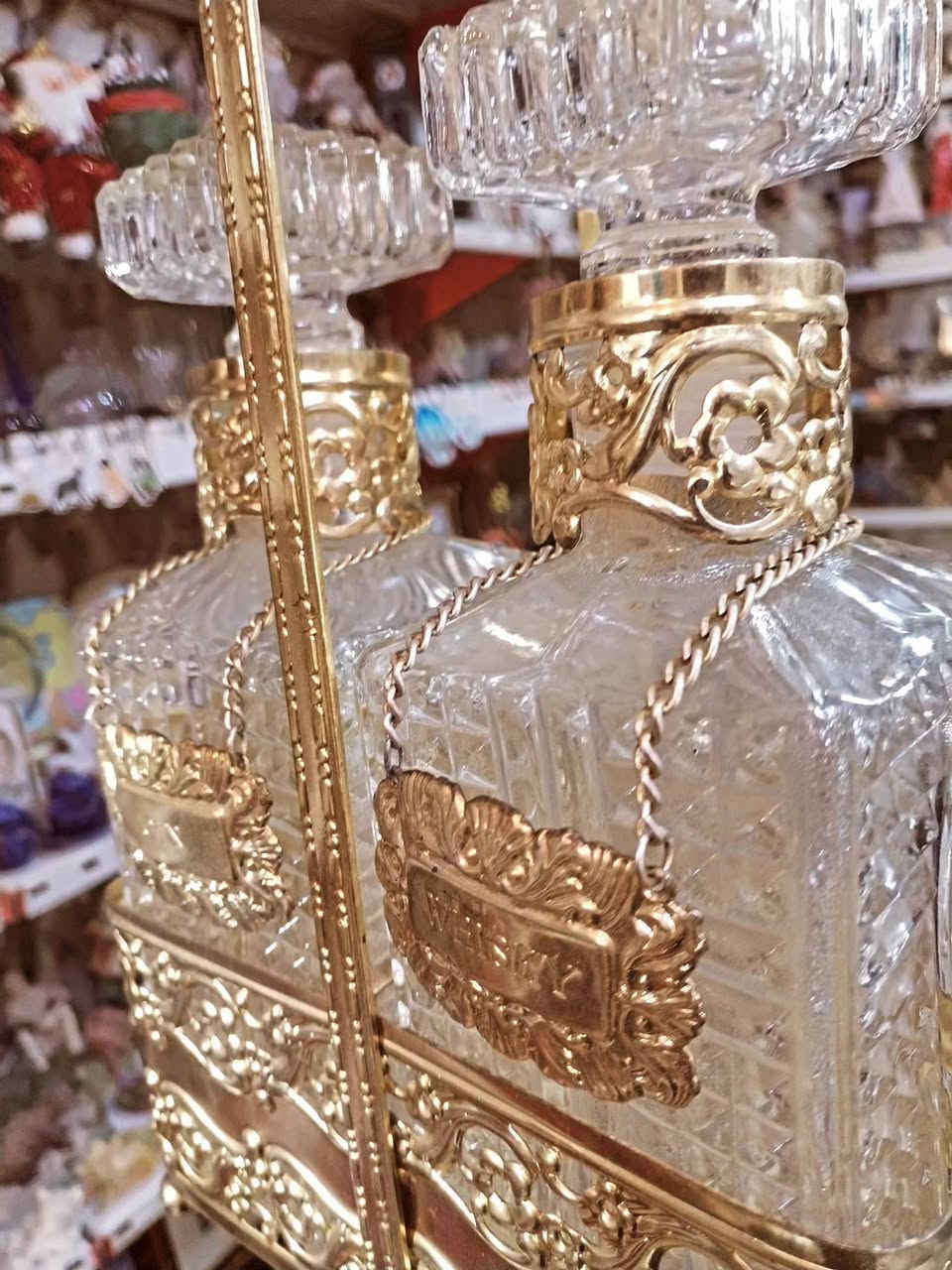 طقم "تانتالوس" عتيق يتكون من قارورتين زجاجيتين مقطوعتين مع سدادات مربعة مع حامل معدني مطلي باللون  الذهبي مع تفاصيل مزخرفة ومقبض حمل
تاريخ الصنع ستينات القرن الماضي 🌹🌹


**إذا كنت صاحب هذا الإعلان وتريد حذفه لأي سبب، رجاءا أرسل رسالة إلى الدعم الفني**