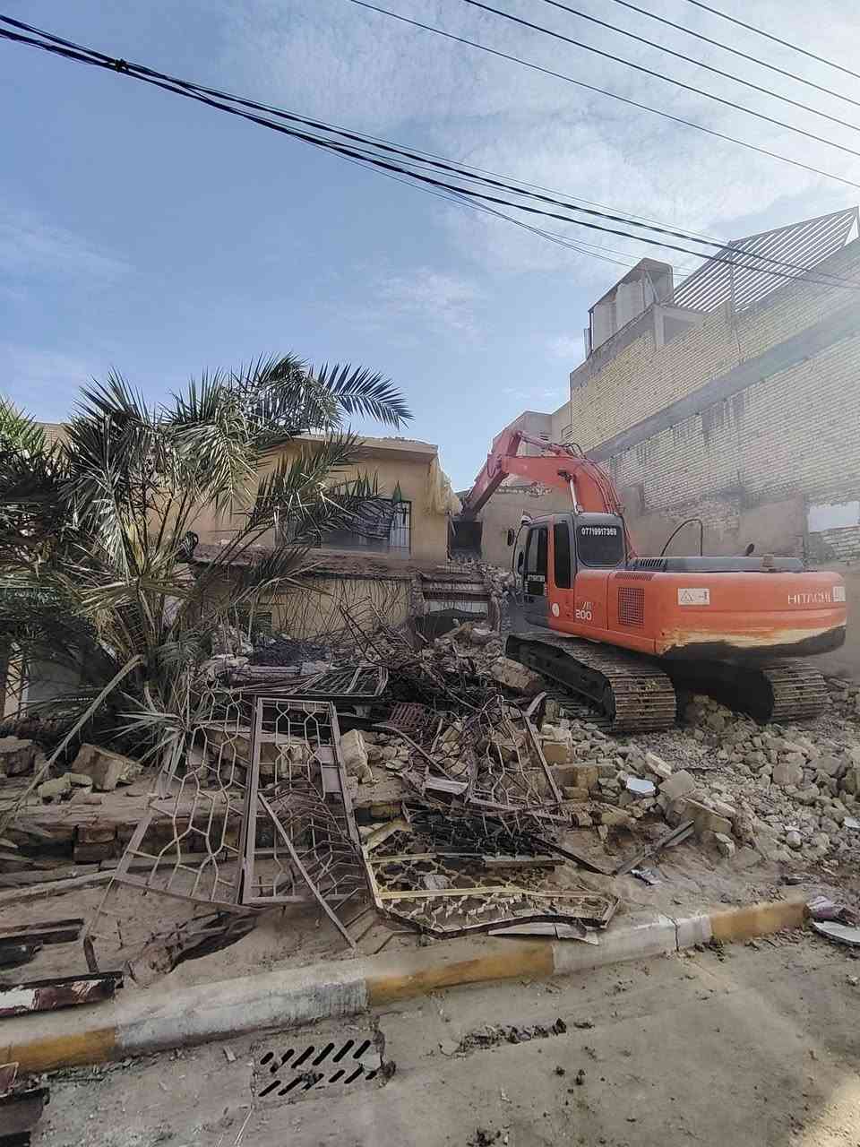 ياألله ألله هم صلي على محمد وآل محمد مستعدون 👷🏻‍♂️لتفليش البيوت 🏘ولبنايات🏬 مع رفع النقاذ وفرش سبيس وتسليمها قطع جاهزه للبناء🧱  بأنسب السعار 🔴العنوان ميسان /العماره للستفسار نتصل على الرقم***********
