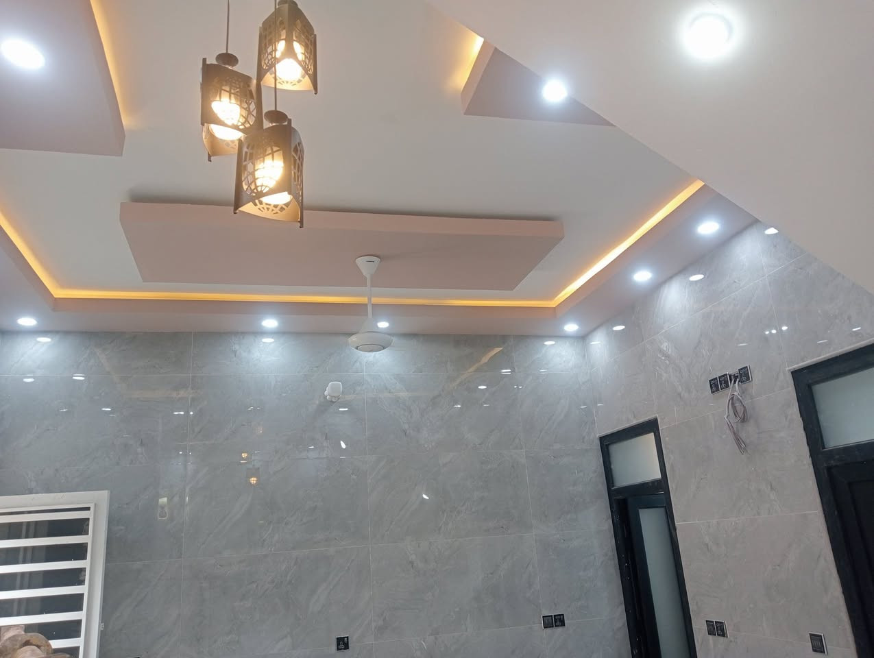 دار للبيع حي الجامعة..خلف مدرسه الجامعة مباشر 
100متر
10×10 ركن طابو صرف ... على شارع 15 
طابقين مسلح 
الطابق الأول.. غرفة.. صاله.. مطبخ حار..بارد. استقبال.. 2مجاميع صحية 
الطابق الثاني..2غرفة. صاله..سطح
***********
