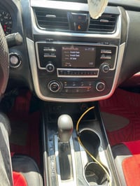 نيسان التيما موديل 18 S ضررها اصبع من البنيد ومبدل البنيد سياره مكفوله...