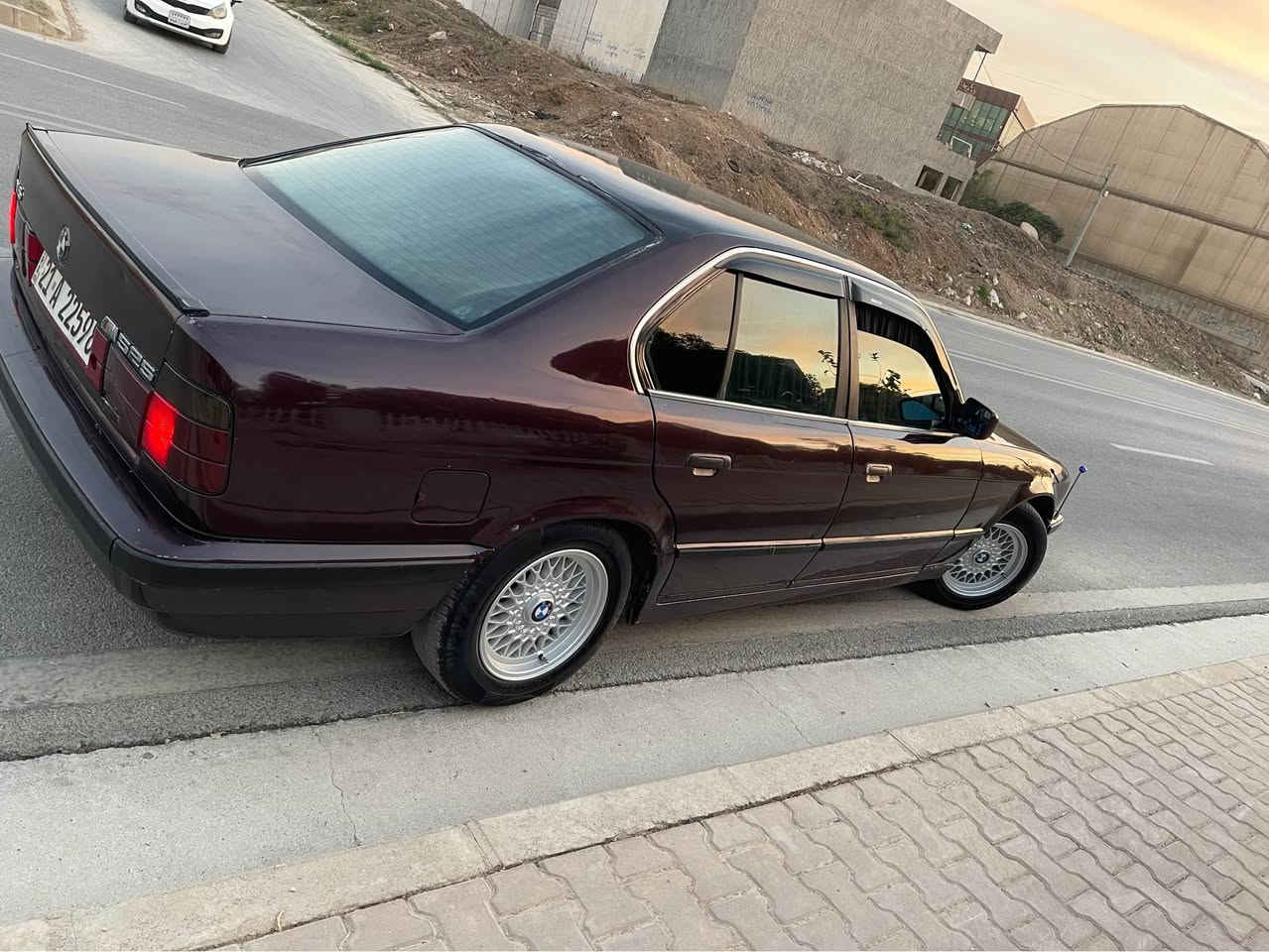 BMW 1991 520گێرعادی 
بەشەرتی گێرومەكینە و تەقەورەقە
تەبرید ساردو گەرم لەسەر سویچ بەشەرت 
كامل بۆیاخە لەسەر ساغی چەكوشی پێوە نیە 
تازەكلاجوعەینەبم بۆ گۆریوە 
تاقم تایەو ویلی لۆكم بۆ بەستوە 
پاتری و پلاك و نۆزلی لۆكم بۆ بەستوە 
لایت ئەلقەو زینۆنی لەسەرە 
سەیارەكە بێ مەسرەفە یەك دینار مەسرەفی تیانیە 
هەموو شتێكم بۆ كردوە 
بەشەرتی تەحویل و خرامە سەنەوی تا ٢٠٣٠ تازەیە 
سعری ٥٨ گەڵاومعامەلە 
*********** السليمانية, العراق
