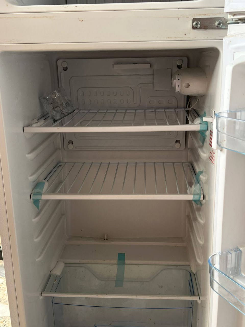 سلام عليكم هاي ثلاجه للبيع سعر 180وبيهه مجال تواصل على هذا رقم ***********
