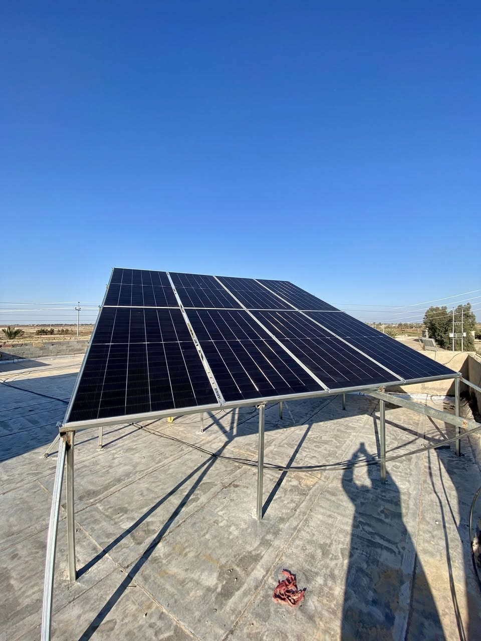 تم بحمد الله وتوفيقه إنجاز نصب منظومة طاقة شمسية متكاملة بقدرة 30 أمبير في قضاء عامرية الصمود ، وقد نُفِّذت الأعمال وفق المواصفات التالية:

تفاصيل التجهيز:
 •تجهيز ونصب (16) لوح شمسي عالي الكفاءة.
 •نصب عدد (2) بطارية ليثيوم بسعة (16 كيلو واط).
 •تجهيز إنفيرتر  (12 كيلو واط) مع ملحقاته.
 •ربط المنظومة بأسلاك وكابلات أصلية مع قواطع حماية.

نطاق العمل:
 •تهيئة موقع التركيب وتثبيت الهياكل الحاملة.
 •ربط الألواح والبطاريات بالإنفيرتر حسب الأصول الفنية.
 •برمجة الإعدادات بما يتلاءم مع أحمال الموقع.
 •إجراء فحوصات التشغيل والتأكد من استقرار الجهد.

الضمانات:
 •ضمان بطاريات لمدة 8 سنوات.
 •ضمان الإنفيرتر لمدة 3 سنوات.
 •ضمان ألواح لمدة 15 سنة على الأداء والكفاءة.

تم تسليم المنظومة وهي تعمل بكفاءة تامة، مع تقديم الإرشادات اللازمة للمستخدم حول طريقة الاستفادة المثلى…


**إذا كنت صاحب هذا الإعلان وتريد حذفه لأي سبب، رجاءا أرسل رسالة إلى الدعم الفني**