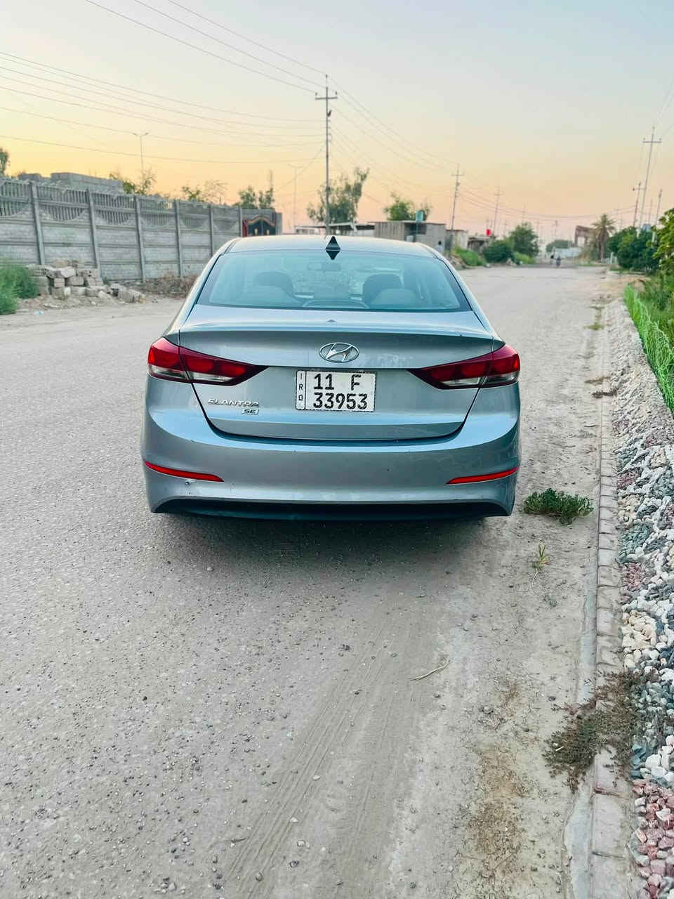 السلام عليكم ورحمة من رخصه الادمن للبيع هونداي النترا موديل ٢٠١٧ السياره امريكيه حادثه من امريكي جاملغ وبنيد وباب السايق والباب الخلفي سونار مرفق بل نش  شواصي وتكم وحوض وقماره مكفولات كير ومكينه وحداديه وتخم تاير وتبريد مكفولات رقم بغداد انكليزي بسمي هزه وسنويه ولوحات جدد مكينه ٢٠٠٠ مكفوله من الصوت والبخار والتنقيص السياره ماشيه ١٩٠ 
السعر ٩٧وبيه مجال 
مكان السياره بابل  قريه الفنديه مقابل بانزين خانه الفنديه 
الهاتف ***********///// واتساب ***********
