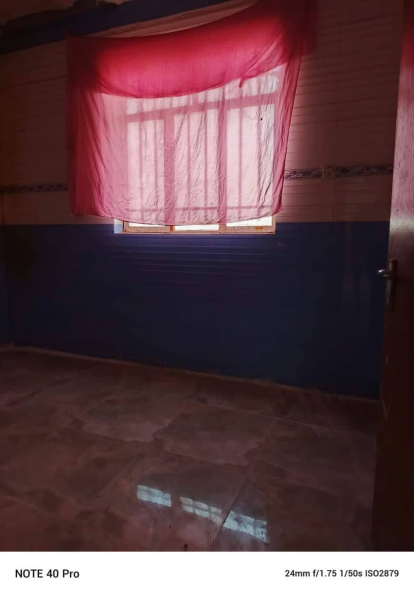 شقة للأيجار  الصدر الاول قرب فلكة العلماء بفرع منفذ عين الحياة تتكون من غرف نوم2 صاله وحمام ومطبخ درجها 10 بايات وحده معزول للاستفسار ***********
