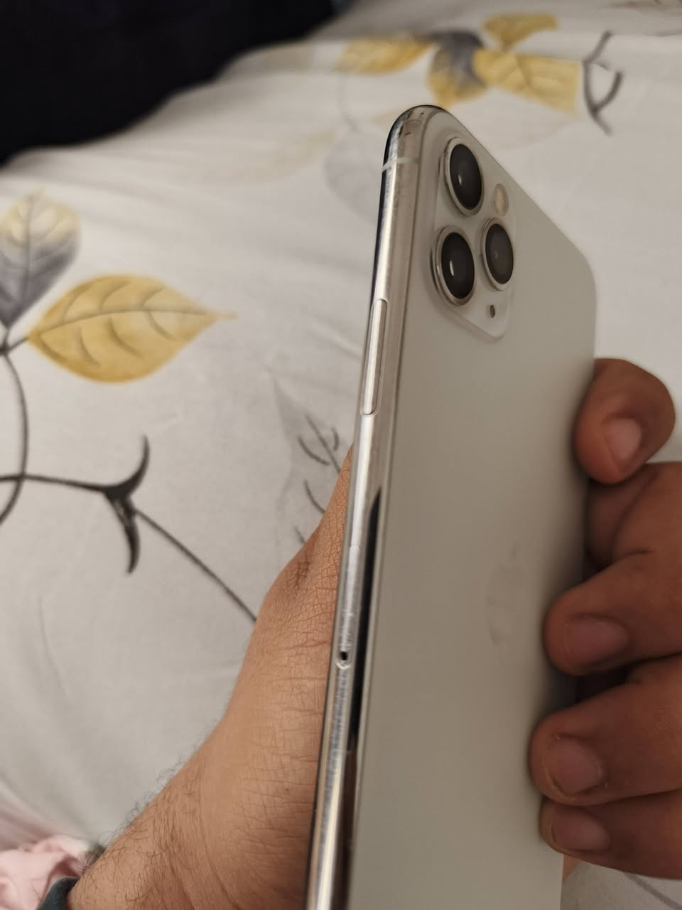 ايفون 11 برو ماكس✨ للبيع الذاكرة 256 لون ذهبي مميز مبدل شاشة اصلية ومبدل بطارية اصلية نسبة 79 بالمية بيه بس الفيس ايدي واكف  يرجع ب30 الف سعر الجهاز 300 وبيه مجال بسيط للشراي 🤍مكاني نجف رقم ***********
