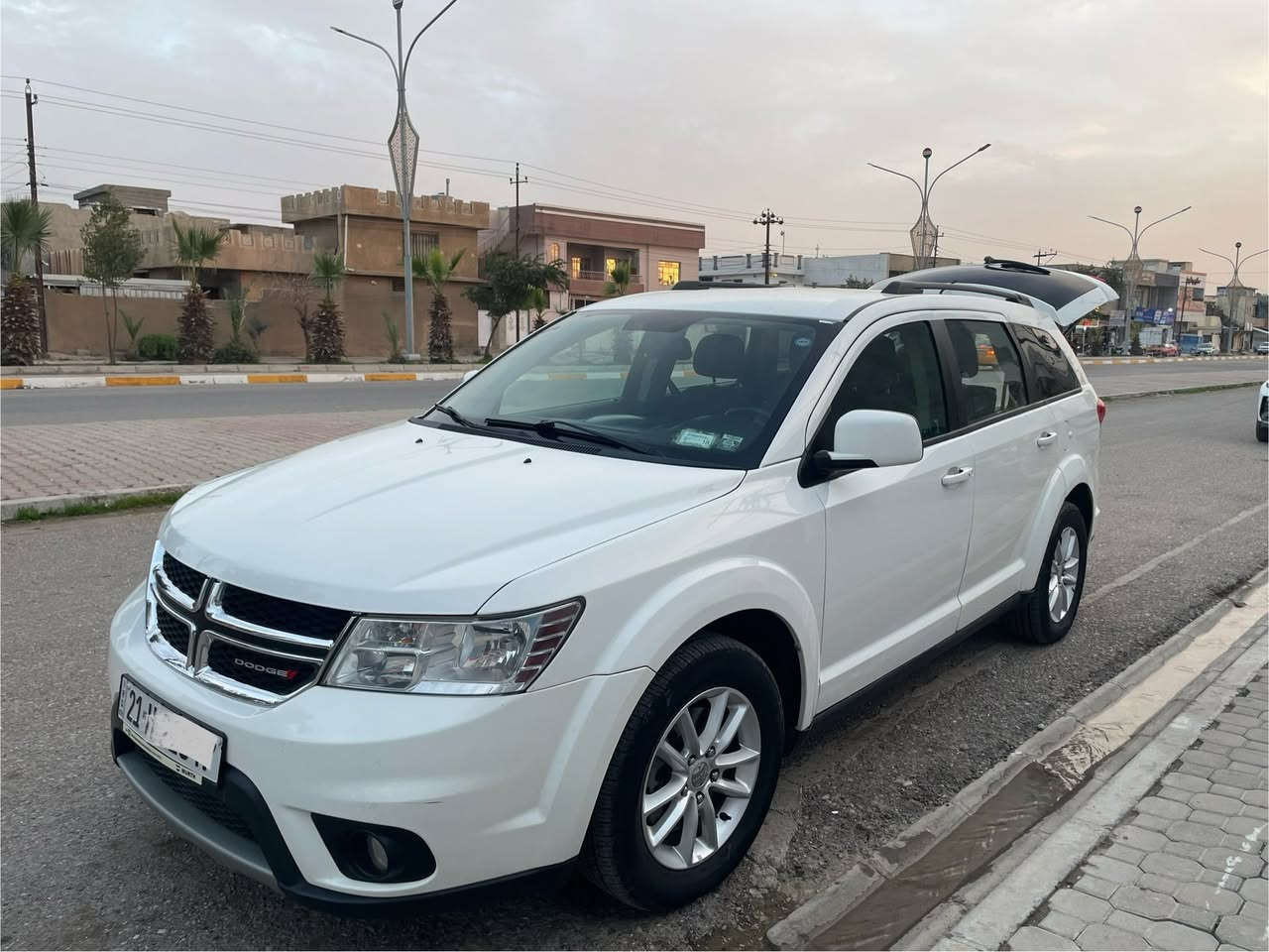 دوج جورني ٢٠١٧
رقم سليمانية 
٦ سلندر 
٧ راكب 
٣ قطع تبريد
ايرباكات سليمه 
ماشية 186000كم 
ضررها فقط شبرين جاملغ الخلفي وباب خلف  السايق مبدل بامريكا 
للاستفسار الاتصال على الرقم 
*********** 
مكان كركوك
