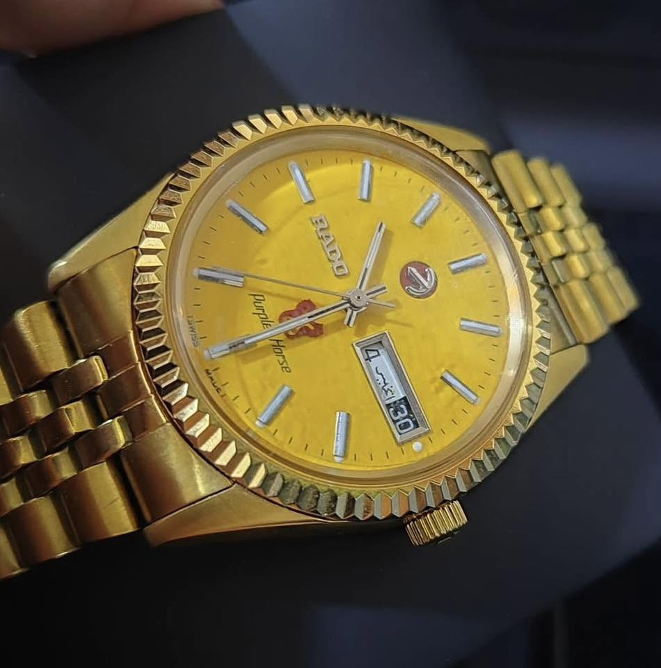 ساعة رادو ذهبية كلاسيكية (Rado Purple Horse) بميناء أصفر فريد، مزودة بسوار ذهبي فاخر، وتاج وإطار مسنن،  وتتميز بنظام عرض يوم وتاريخ عربي.


**إذا كنت صاحب هذا الإعلان وتريد حذفه لأي سبب، رجاءا أرسل رسالة إلى الدعم الفني**