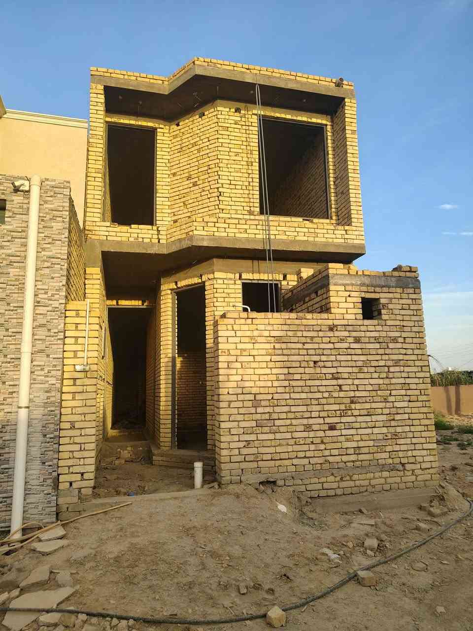 بيت زراعي (هيكل كامل)
100 متر 
طابقين 
الطابق الاول (استقبال .. غرفة .. مطبخ حار و بارد .. صحيات داخلية وخارجية )كهربائيات ومجاري مأسسات في الطابق الاول 
الطابق الثاني ( غرفتين .. صحيات .. صالة )
البيت بناءة طابوق و السقف طونكريت صب ..

العنوان .. الطريق السبيس المؤدي للمستشفى التركي 
فرع النائبة الست نغم 
اخر فرع عاليمين .. 
رقم الهاتف (***********)
