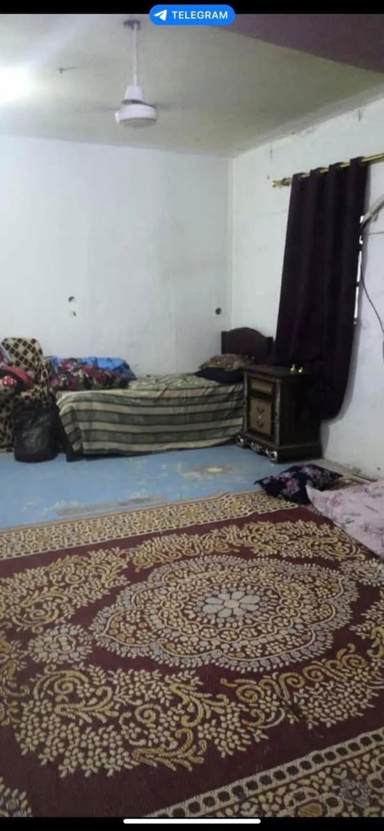 دار للبيع او الايجار
العنوان مجمع حطين بدايه شارع المجمع الجديد مقابل محطه صقور العراق 
الدار تابع للشقق قرب بيوت الشركه 
المساحة 150 متر 
يتكون من :
صاله واستقبال وغرفه نوم وصحيات وطرمه 
للبيع 15 وبي مجال 
ايجار 150 الف 
 *********** 📞 مامتواجده ع نت
