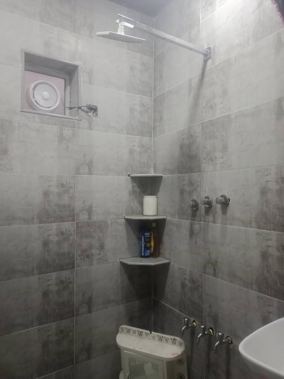 سلام عليكم دار البيع بحي لامين اول ملعب خماسي بنزلته يبعد عن شارع العام حوالي 150م شارع عرضه 8م سند 25يدور بسمك مبشرتن الخدمات تبليط مجاري ماي انتريت ضوي مدارس مقبيل شارع العام ***********
